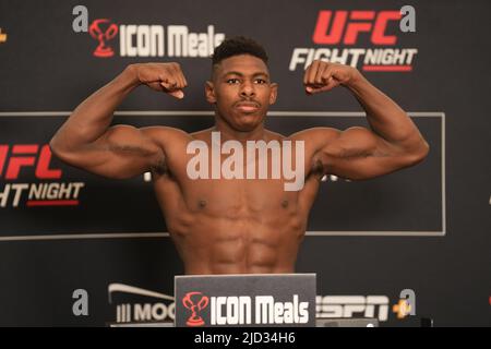 AUSTIN, TX, AUSTIN, TX, USA. 17.. Juni 2022. AUSTIN, TX - 17. JUNI: Joaquim Buckley tritt für das offizielle Wiegen im Moody Center für die UFC Fight Night - Kattar vs Emmett am 17. Juni 2022 in AUSTIN, TX, USA, auf die Waage. (Bild: © Louis Grasse/PX Imagens via ZUMA Press Wire) Stockfoto