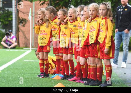 Stockholm, Schweden. 17.. Juni 2022. b'-XMP:Description=Stockholm, Schweden, 17. 2022. Juni:: Maskottchen-Mädchen aus Tyreso singen vor dem Spiel in der Schwedischen Liga OBOS Damallsvenskan am 17. 2022. Juni zwischen Hammarby IF und BK Hacken im Hammarby IP in Stockholm Schweden (Peter Sonander/SPP)' Credit: SPP Sport Press Photo. /Alamy Live News Stockfoto