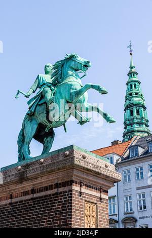 Die Statue von Bischof Absalon (dem legendären Gründer der Stadt) auf dem Højbro Plads (Hochbrückenplatz), einem öffentlichen Platz in Kopenhagen, Dänemark Stockfoto