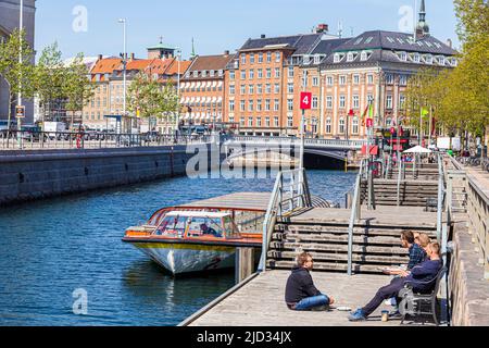 Junge Männer beim Mittagessen im Ved Stranden neben dem Slotsholmen-Kanal in Kopenhagen, Dänemark Stockfoto