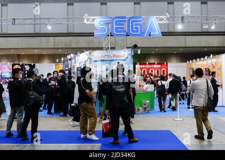 Tokio, Japan. 17.. Juni 2022. Besucher treffen sich während der Internationalen Tokyo Toy Show 2022 im Tokyo Big Sight in Tokio. Die jährliche Ausstellung ist die größte Spielzeugausstellung in Japan, die von der Japan Toy Association gesponsert wird und vom 16. Bis 17. Juni nur für Geschäftsleute veranstaltet wird. (Bild: © Rodrigo Reyes Marin/ZUMA Press Wire) Bild: ZUMA Press, Inc./Alamy Live News Stockfoto