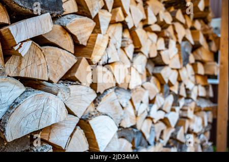 Gestapeltes trockenes Spaltholz zum Heizen in einem nördlichen kalten Klima. Stockfoto