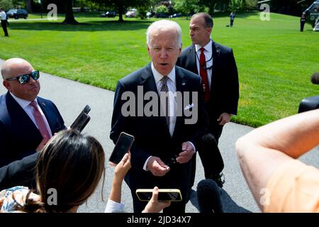 Washington, Usa. 16.. Juni 2022. US-Präsident Joe Biden spricht mit Mitgliedern der Nachrichtenmedien, bevor er am 17. Juni 2022 den South Lawn des Weißen Hauses auf dem Weg nach Delaware in Washington, DC, USA, verlässt. Präsident Biden und die First Lady Jill Biden reisen nach Rehoboth Beach, Delaware. Quelle: Abaca Press/Alamy Live News Stockfoto