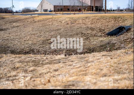 HDPE-Drainage unter einer Straßeneinfahrt. Das Rohr dient zur Förderung von Regenwasser zwischen Gräben. Stockfoto