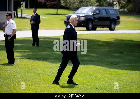 US-Präsident Joe Biden geht auf dem South Lawn des Weißen Hauses auf dem Weg nach Delaware in Washington, DC, USA, in Richtung Marine One. 17.. Juni 2022. Präsident Biden und die First Lady Jill Biden reisen nach Rehoboth Beach, Delaware. Quelle: SIPA USA/Alamy Live News Stockfoto