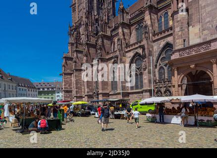 Markttag auf dem Domplatz in Freiburg im Breisgau. Baden-Württemberg, Deutschland, Europa Stockfoto