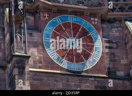 n‘t alte Turmuhr am Freiburger Münster hat nur einen Uhrzeiger und kennt die Minuten nicht. Baden-Württemberg, Deutschland, Europa Stockfoto