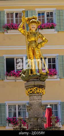 Goldene Statue des Heiligen Georg auf dem Minsterplatz in Freiburg im Breisgau. Baden Württemberg, Deutschland, Europa Stockfoto