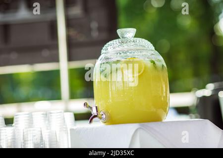 Zitronenwasser, für einen Erfrischungstisch an der Rezeption des Teambuilding - Drink Station. Alkoholfreie Sommergetränke. Stockfoto