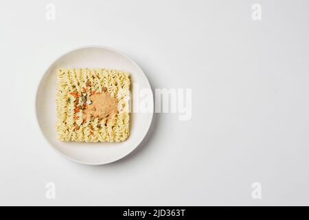 Instant Nudeln Zusammensetzung. Nudeln auf weißem Hintergrund Stockfoto