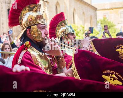 Trommeln und Trompeten, die während der Feier der traditionellen Semana Santa (Karwoche) durch die Straßen von Ubeda ziehen. Stockfoto