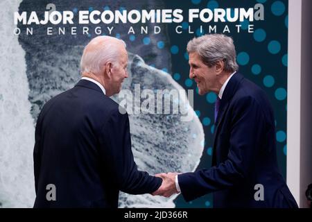 Washington DC, USA. 17.. Juni 2022. US-Präsident Joe Biden (L) und der Sonderbeauftragte des US-Präsidenten für den Klimaschutz, John Kerry (R), begrüßen sich vor Beginn eines virtuellen Treffens mit den Führern des Major Economies Forum on Energy and Climate (MEF) im Eisenhower Executive Office Building am Komplex des Weißen Hauses, In Washington, DC, USA, 17. Juni 2022. Biden berief die Führer des MEF erneut ein, um über die Festlegung zukünftiger Emissionsstandards, Energie- und Ernährungssicherheit zu diskutieren und ‘die Klimakrise anzugehen', so eine Erklärung des Weißen Hauses.Quelle: Michael Reynolds/Pool via CNP /Mediap Stockfoto