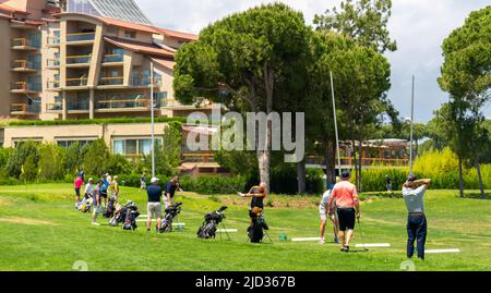 Belek, Türkei - 13. Mai 2022: Sueno Hotel Golf Belek mit Driving Range auf dem Golfplatz. Sueno Golf Club in Sueno Resort in Belek, Türkei Stockfoto