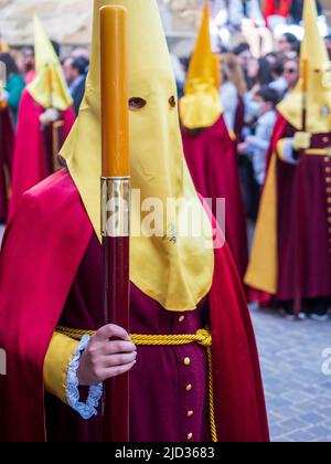 Cofrades in ihren traditionellen Kostümen mit Capirote, die während der Karwoche durch die Straßen von Úbeda ziehen Stockfoto