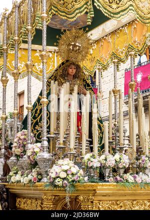 Der Thron der Jungfrau Maria wird während der Karwoche durch die Straßen von Úbeda getragen. Stockfoto