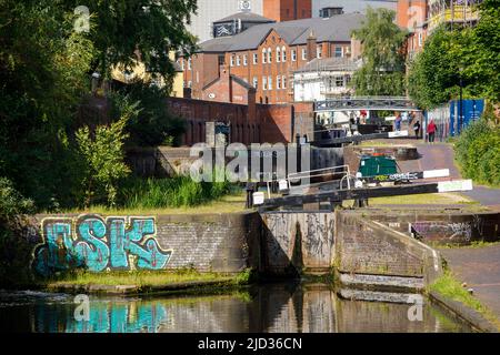 Lock 3, Farmers Bridge Locks, am Grand Union Canal, Birmingham. Die Schleusen befinden sich in der Nähe des Stadtzentrums neben der Summer Row, die zum Gas Street Basin und dem NIA führt. Stockfoto