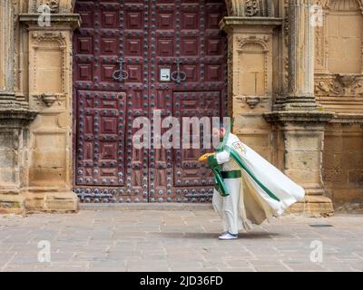 Nazarener und Büßer, die während der Feier der traditionellen Karwoche durch die Straßen von Ubeda gehen. Stockfoto