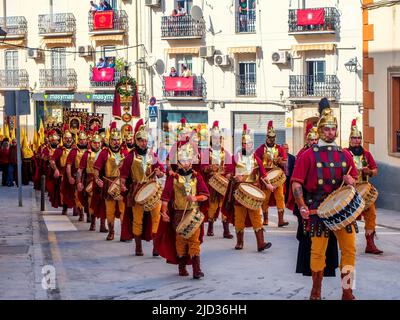 Trommeln und Trompeten, die während der Feier der traditionellen Semana Santa (Karwoche) durch die Straßen von Ubeda ziehen. Stockfoto