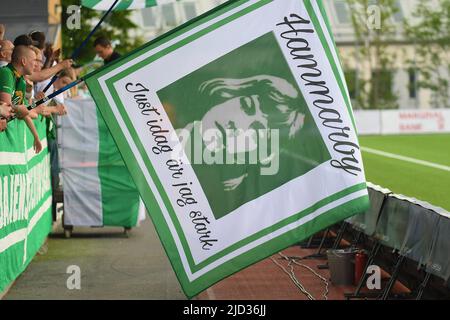 Stockholm, Schweden. 17.. Juni 2022. b'-XMP:Description=Stockholm, Schweden, 17. 2022. Juni:: Hammarby IF FF-Fanflagge während des Spiels in der Schwedischen Liga OBOS Damallsvenskan am 17. 2022. Juni zwischen Hammarby IF und BK Hacken bei Hammarby IP in Stockholm, Schweden (Peter Sonander/SPP)' Credit: SPP Sport Press Photo. /Alamy Live News Stockfoto