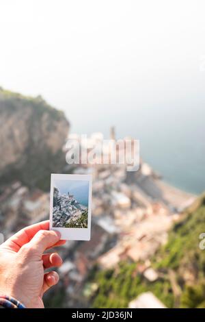 Atemberaubende Aussicht auf das Dorf Atrani durch einen Sofortfilm gesehen. Atrani ist eine Stadt an der Amalfiküste in der Provinz Salerno, Italien Stockfoto