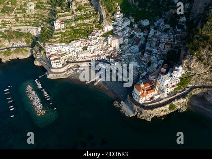 Blick von oben, atemberaubende Luftaufnahme des Dorfes Atrani. Atrani ist eine Stadt und Gemeinde an der Amalfiküste in der Provinz Salerno, Italien. Stockfoto