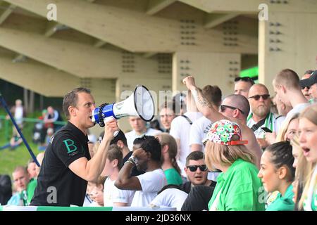 Stockholm, Schweden. 17.. Juni 2022. b'-XMP:Description=Stockholm, Schweden, 17. 2022. Juni: Hammarby IF FF Fans während des Spiels in der Schwedischen Liga OBOS Damallsvenskan am 17. 2022. Juni zwischen Hammarby IF und BK Hacken bei Hammarby IP in Stockholm, Schweden (Peter Sonander/SPP)' Credit: SPP Sport Press Photo. /Alamy Live News Stockfoto