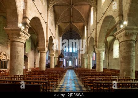 Innenansicht des Mittelschiffs zum Chor hin. Die ehemalige Abteikirche Notre-Dame de Beaugency wurde im 12.. Jahrhundert erbaut und 1642 restauriert. L Stockfoto