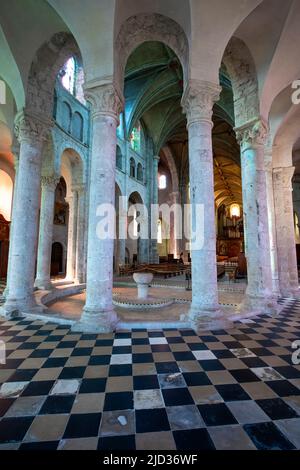 Das Innere der ehemaligen Abteikirche Notre-Dame de Beaugency wurde im 12.. Jahrhundert erbaut und 1642 restauriert. Loiret im Centre-Val de Loi Stockfoto