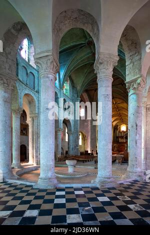 Das Innere der ehemaligen Abteikirche Notre-Dame de Beaugency wurde im 12.. Jahrhundert erbaut und 1642 restauriert. Loiret im Centre-Val de Loi Stockfoto