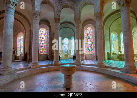 Das Innere der ehemaligen Abteikirche Notre-Dame de Beaugency wurde im 12.. Jahrhundert erbaut und 1642 restauriert. Loiret im Centre-Val de Loi Stockfoto