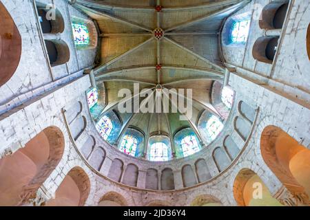 Das Innere der ehemaligen Abteikirche Notre-Dame de Beaugency wurde im 12.. Jahrhundert erbaut und 1642 restauriert. Loiret im Centre-Val de Loi Stockfoto