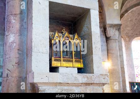 Das Innere der ehemaligen Abteikirche Notre-Dame de Beaugency wurde im 12.. Jahrhundert erbaut und 1642 restauriert. Loiret im Centre-Val de Loi Stockfoto