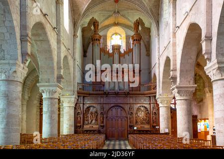 Die Grand Orgue. Das Innere der ehemaligen Abteikirche Notre-Dame de Beaugency wurde im 12.. Jahrhundert erbaut und 1642 restauriert. Loiret Abteilung im Stockfoto