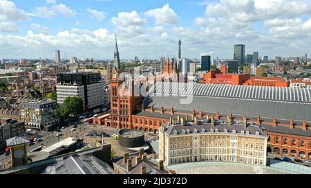 London Kings Cross und St. Pancras Bahnhöfe von oben - Luftaufnahme Stockfoto