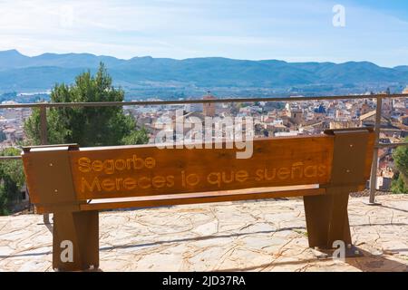 Segorbe, Castellon, Spanien. 3. Februar 2022 - Bank im Aussichtspunkt des Schlosses mit der Stadt im Hintergrund. Text: Sie verdienen, was Sie träumen Stockfoto