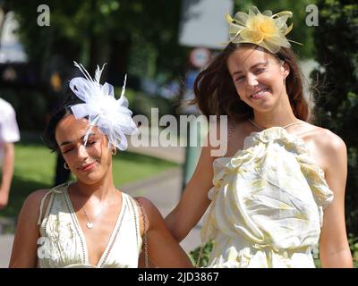 Ascot, Großbritannien. 17.. Juni 2022. Die modebewussten Damen sind für den Anlass gekleidet und zeigen die neuesten Kreationen von Millinery. Quelle: Uwe Deffner/Alamy Live News Stockfoto