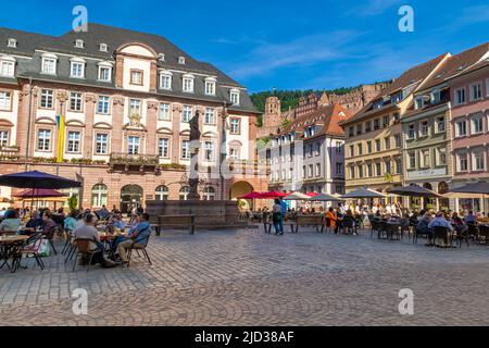 Heidelberg, Deutschland: Juni 2. 2022:belebter Marktplatz von Heidelberg im Sommer in Deutschland. Blick auf das Rathaus und das Schloss im Hintergrund. Stockfoto