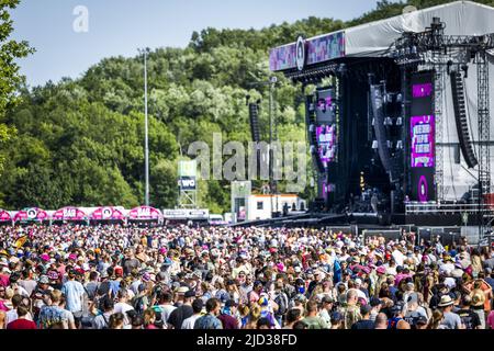 Landgraaf, Belgien. 17.. Juni 2022. 2022-06-17 17:21:41 LANDGRAAF - Festival-Besucher während des ersten Tages des Pinkpop Musikfestivals. ANP MARCEL VAN HOORN netherlands Out - belgium Out Credit: ANP/Alamy Live News Stockfoto