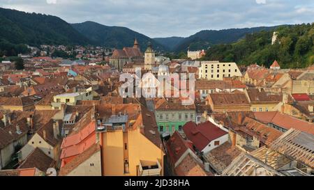 Drone von oben auf Rasnov Stadt in Transsilvanien, Rumänien Stockfoto