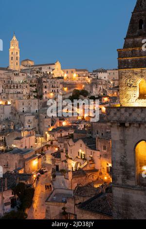 Atemberaubende Aussicht auf das beleuchtete Dorf Miera bei einem wunderschönen Sonnenuntergang. Mdera ist eine Stadt auf einem Felsvorsprung in der Region Basilicata, Italien. Stockfoto