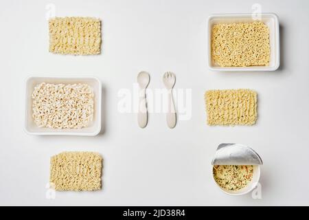 Instant Nudeln Zusammensetzung. Nudeln und frisches Gemüse und Gewürze auf weißem Hintergrund Stockfoto