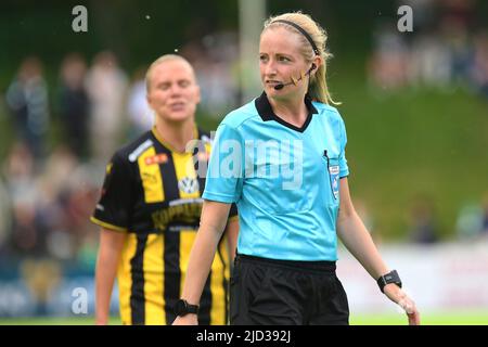 Stockholm, Schweden. 17.. Juni 2022. b'-XMP:Description=Stockholm, Schweden, 17. 2022. Juni: Schiedsrichter Eva Svardsudd während des Spiels in der Schwedischen Liga OBOS Damallsvenskan am 17. 2022. Juni zwischen Hammarby IF und BK Hacken bei Hammarby IP in Stockholm, Schweden (Peter Sonander/SPP)' Credit: SPP Sport Press Photo. /Alamy Live News Stockfoto