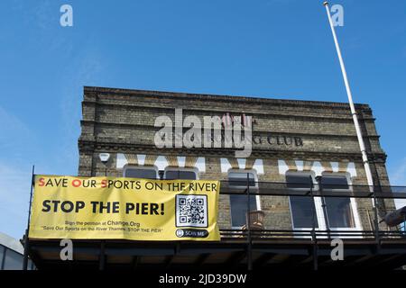 Stoppen Sie das Pier-Banner am vesta Ruderclub in putney, london, england, und stellen Sie sich gegen die geplante Schaffung eines Pier an der themse durch den fc fulham ein. Stockfoto