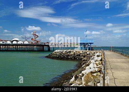 Großbritannien, Kent, Herne Bay, Neptunes Arm und Herne Bay Pier Stockfoto