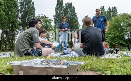 Hamburg, Deutschland. 17.. Juni 2022. Wastewatcher aus der Stadteinigung Hamburg halten mit Parkbesuchern einen 'sauberen Schnack' ab. Mit einem persönlichen Ansatz, Taschenaschenbechern und Müllsäcken, soll das Bewusstsein für den verantwortungsvollen Umgang mit Abfällen im öffentlichen Raum schärfen. Quelle: Markus Scholz/dpa/Alamy Live News Stockfoto