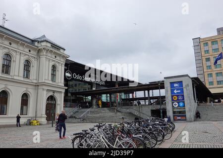 Oslo, Norwegen. 09.. Juni 2022. Fahrräder stehen vor dem Hauptbahnhof (Sentralstasjon) zur Verfügung. Quelle: Kathrin Deckart/dpa/Alamy Live News Stockfoto