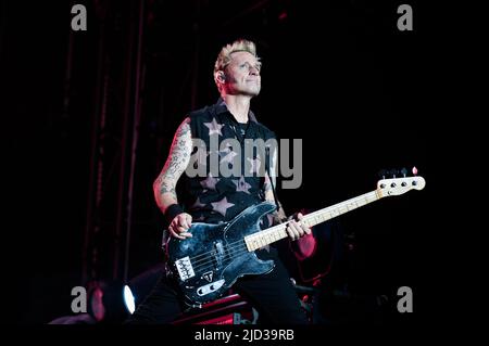 ITALIEN, MAILAND, 15. 2022. JUNI: Mike Dirnt, Bassist der amerikanischen Punkrock-Band GREEN DAY, preformt live auf der Bühne des Ippodromo SNAI La Maura während des 'I-Days Festival 2022' Stockfoto