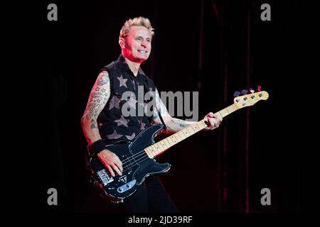 ITALIEN, MAILAND, 15. 2022. JUNI: Mike Dirnt, Bassist der amerikanischen Punkrock-Band GREEN DAY, preformt live auf der Bühne des Ippodromo SNAI La Maura während des 'I-Days Festival 2022' Stockfoto