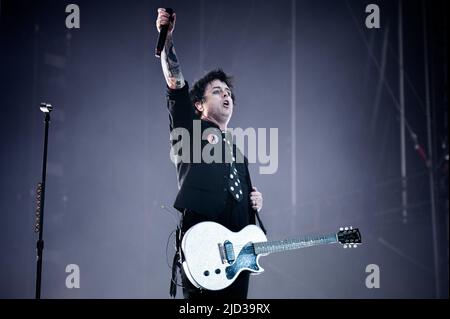 ITALIEN, MAILAND, 15. 2022. JUNI: Billie Joe Armstrong, Sänger und Gitarrist der amerikanischen Punkrock-Band GREEN DAY, preformt live auf der Bühne des Ippodromo SNAI La Maura während des 'I-Days Festival 2022' Stockfoto