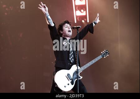 ITALIEN, MAILAND, 15. 2022. JUNI: Billie Joe Armstrong, Sänger und Gitarrist der amerikanischen Punkrock-Band GREEN DAY, preformt live auf der Bühne des Ippodromo SNAI La Maura während des 'I-Days Festival 2022' Stockfoto